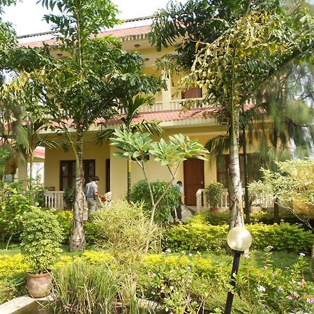 Hotel Rainforest Sauraha Eksteriør billede