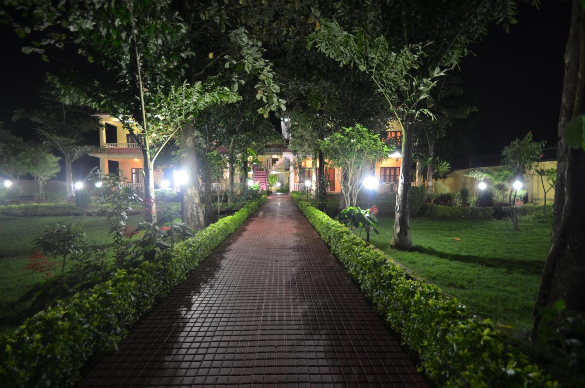 Hotel Rainforest Sauraha Eksteriør billede