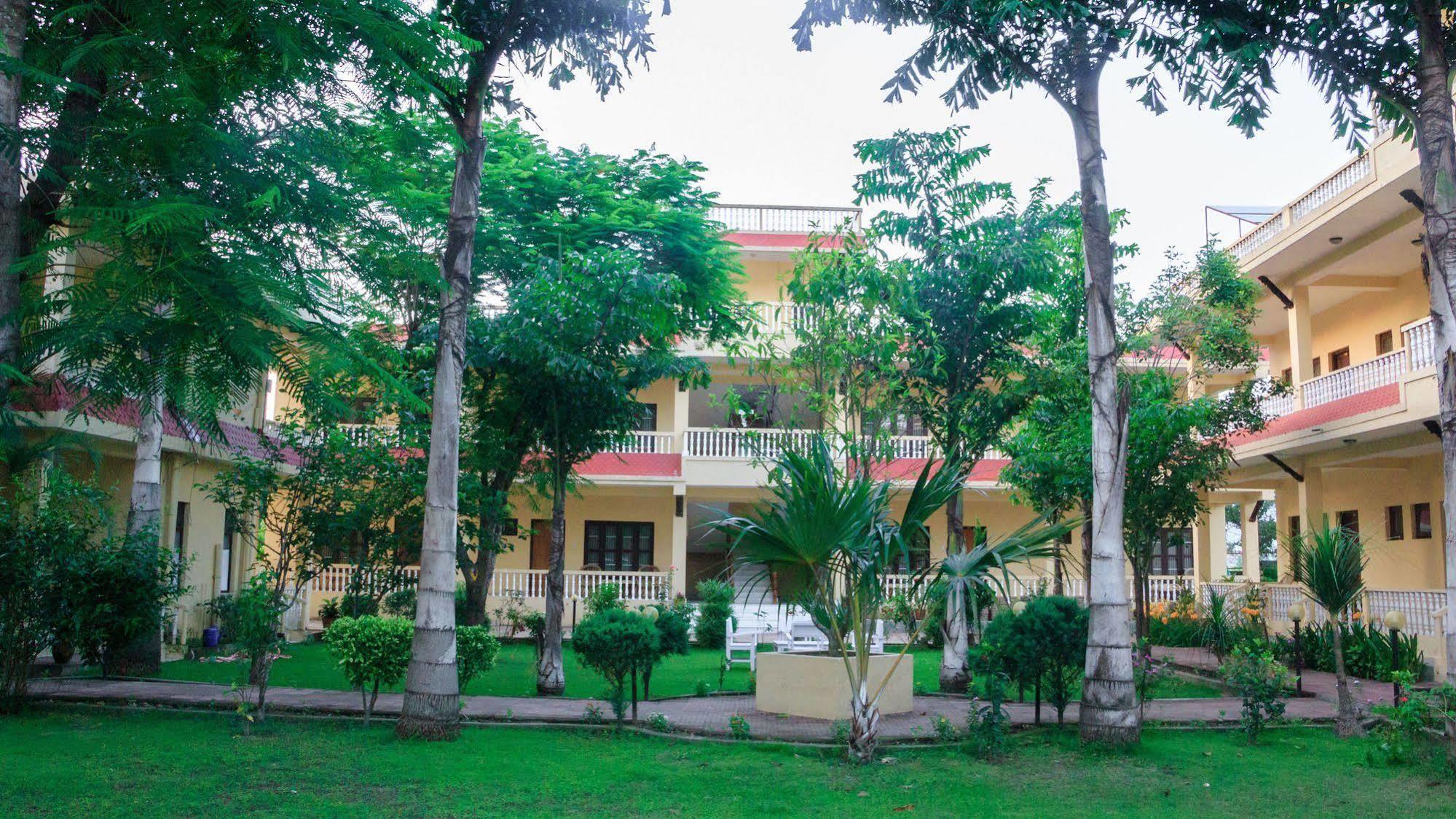 Hotel Rainforest Sauraha Eksteriør billede