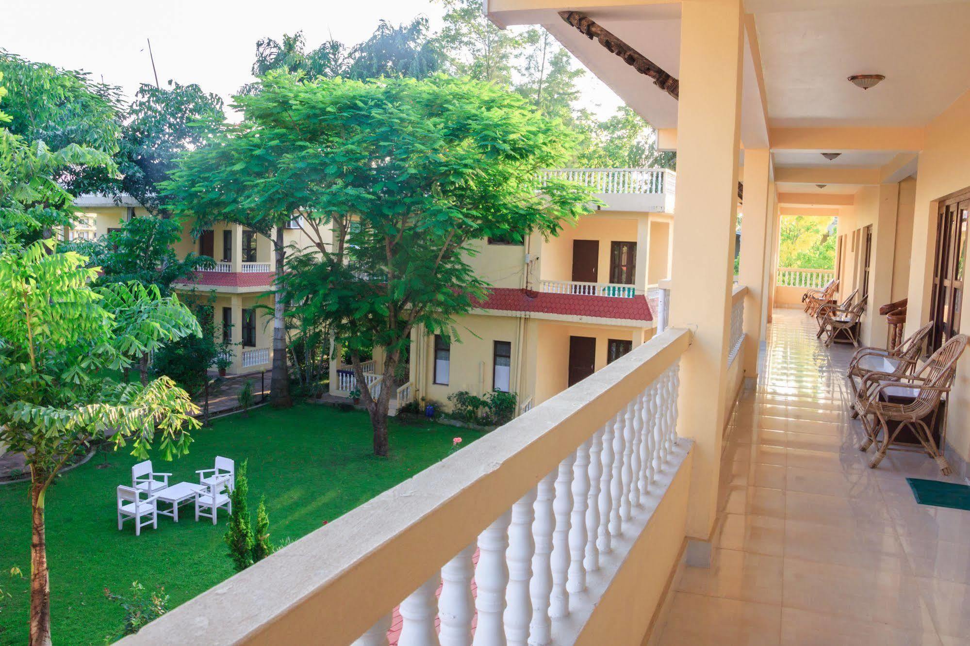 Hotel Rainforest Sauraha Eksteriør billede
