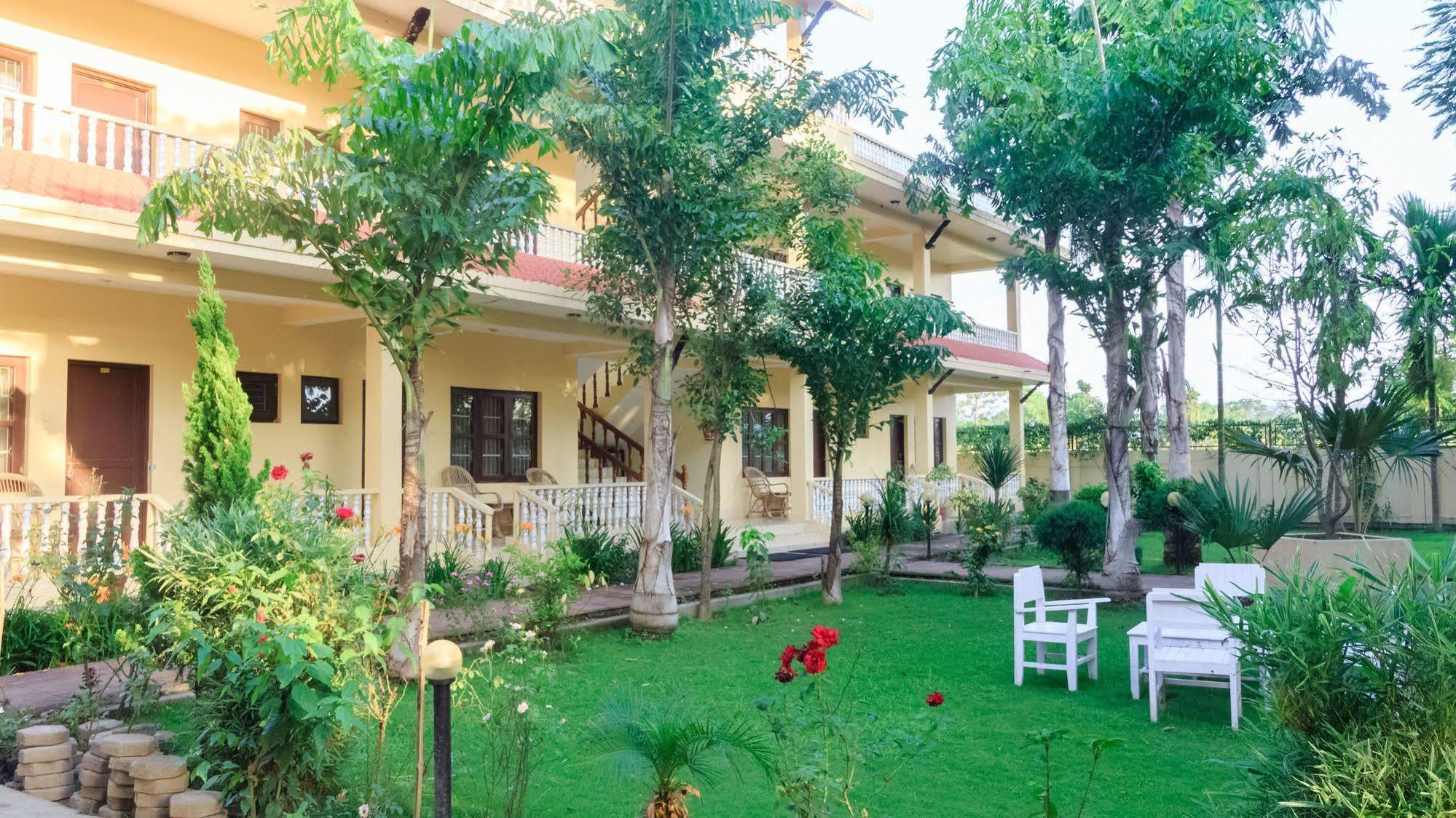 Hotel Rainforest Sauraha Eksteriør billede