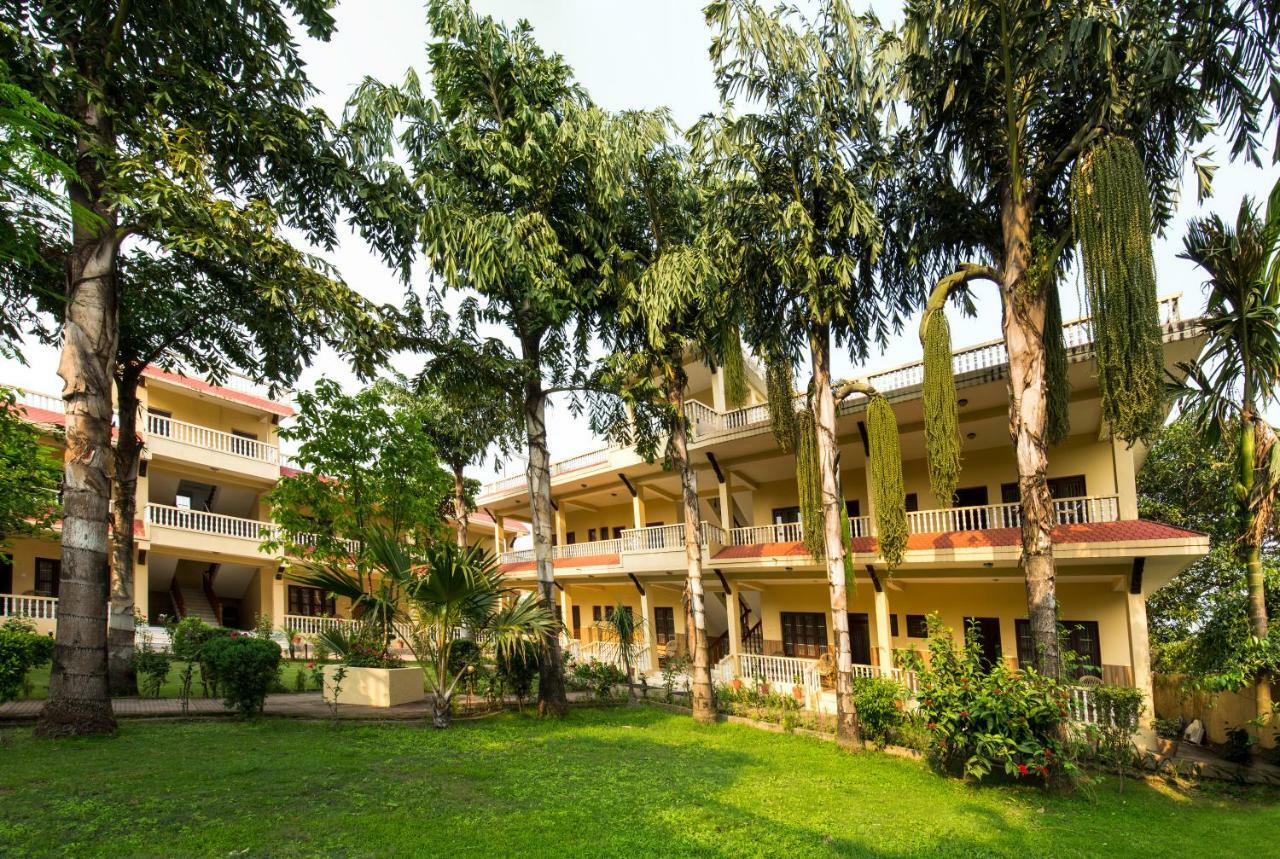 Hotel Rainforest Sauraha Eksteriør billede