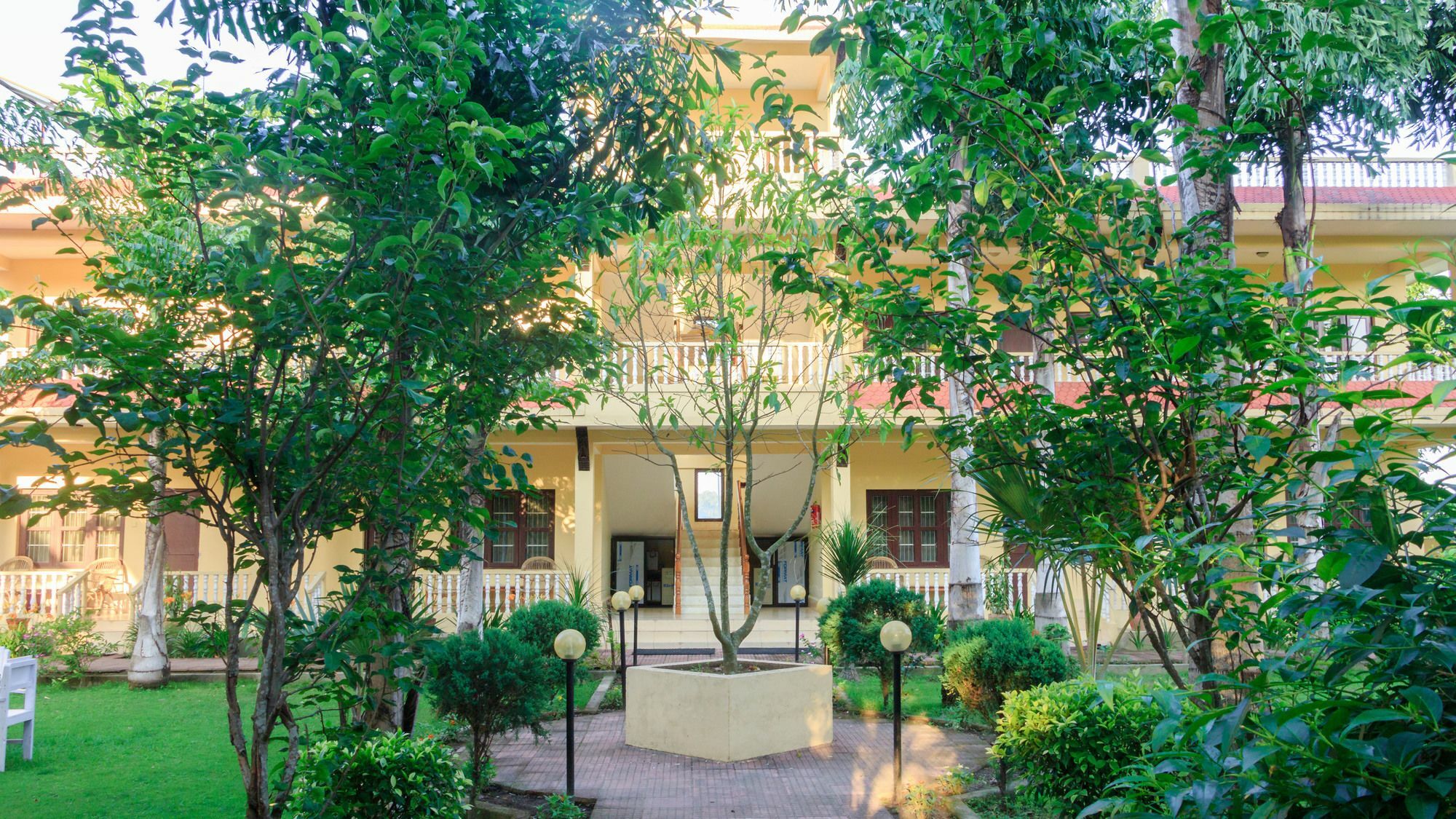 Hotel Rainforest Sauraha Eksteriør billede